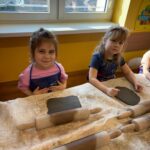 Dziewczynki z uformowaną gliną