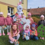 dziec z prezentami od zajączka