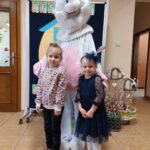 dziec z prezentami od zajączka