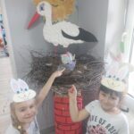 dziec z prezentami od zajączka