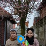 Dziweczynka-z-chlopcem-przy-zakwitnietym-drzewie