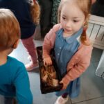 Emilka rozdaje niespodzianki dzieciom