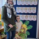 Franek z mamą i koszem kwiatów