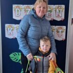 Franek z mamą i koszem kwiatów