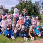 dziec z prezentami od zajączka