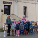 Grupa Motylki przed biblioteką