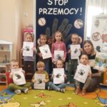 Grupa Mrówki - Stop Przemocy - zdjęcie grupowe z pracami plastycznumi