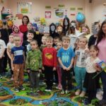 Dzieci występują dla przedszkolaków