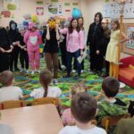 Dzieci występują dla przedszkolaków