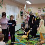 Dzieci występują dla przedszkolaków