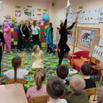 Dzieci występują dla przedszkolaków