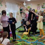 Dzieci występują dla przedszkolaków