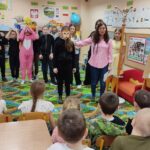 Dzieci występują dla przedszkolaków