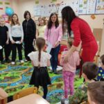 Dzieci występują dla przedszkolaków