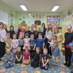 Dzieci występują dla przedszkolaków