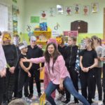 Dzieci występują dla przedszkolaków