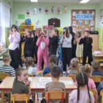 Dzieci występują dla przedszkolaków