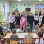 Dzieci występują dla przedszkolaków