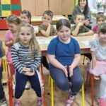 Dzieci oglądają przedstawienie