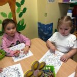 Dzieci malują obrazki