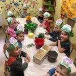 dzieci sadzą kwiatki