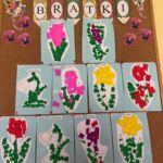 dzieci malują kwiaty