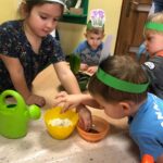 dzieci sadzą kwiatki