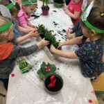 dzieci sadzą kwiatki