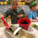 dzieci sadzą kwiatki