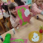 dzieci sadzą kwiatki