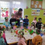 dzieci sadzą kwiatki