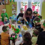 dzieci sadzą kwiatki