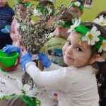 dzieci sadzą kwiatki