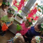 dzieci sadzą kwiatki