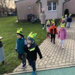 dziec z prezentami od zajączka