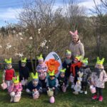 dziec z prezentami od zajączka