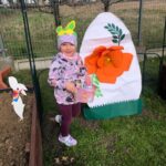 dziec z prezentami od zajączka