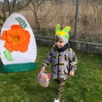 dziec z prezentami od zajączka