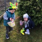 dziec z prezentami od zajączka