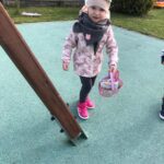 dziec z prezentami od zajączka