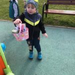 dziec z prezentami od zajączka