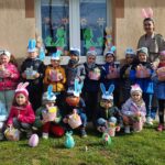 dziec z prezentami od zajączka