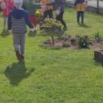 dziec z prezentami od zajączka