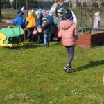 dziec z prezentami od zajączka