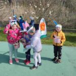 dziec z prezentami od zajączka