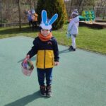 dziec z prezentami od zajączka