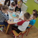 dziec z prezentami od zajączka