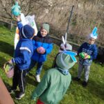 dziec z prezentami od zajączka