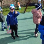 dziec z prezentami od zajączka