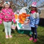 dziec z prezentami od zajączka